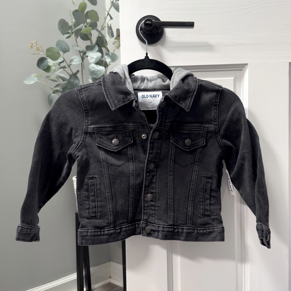 NEW OLD NAVY HOODED JEAN JACKET - BLACK (5T UNISEX)